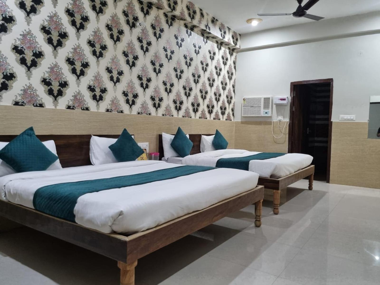 Hotel Vrindavan Prosperity Vrindāvan Exterior foto