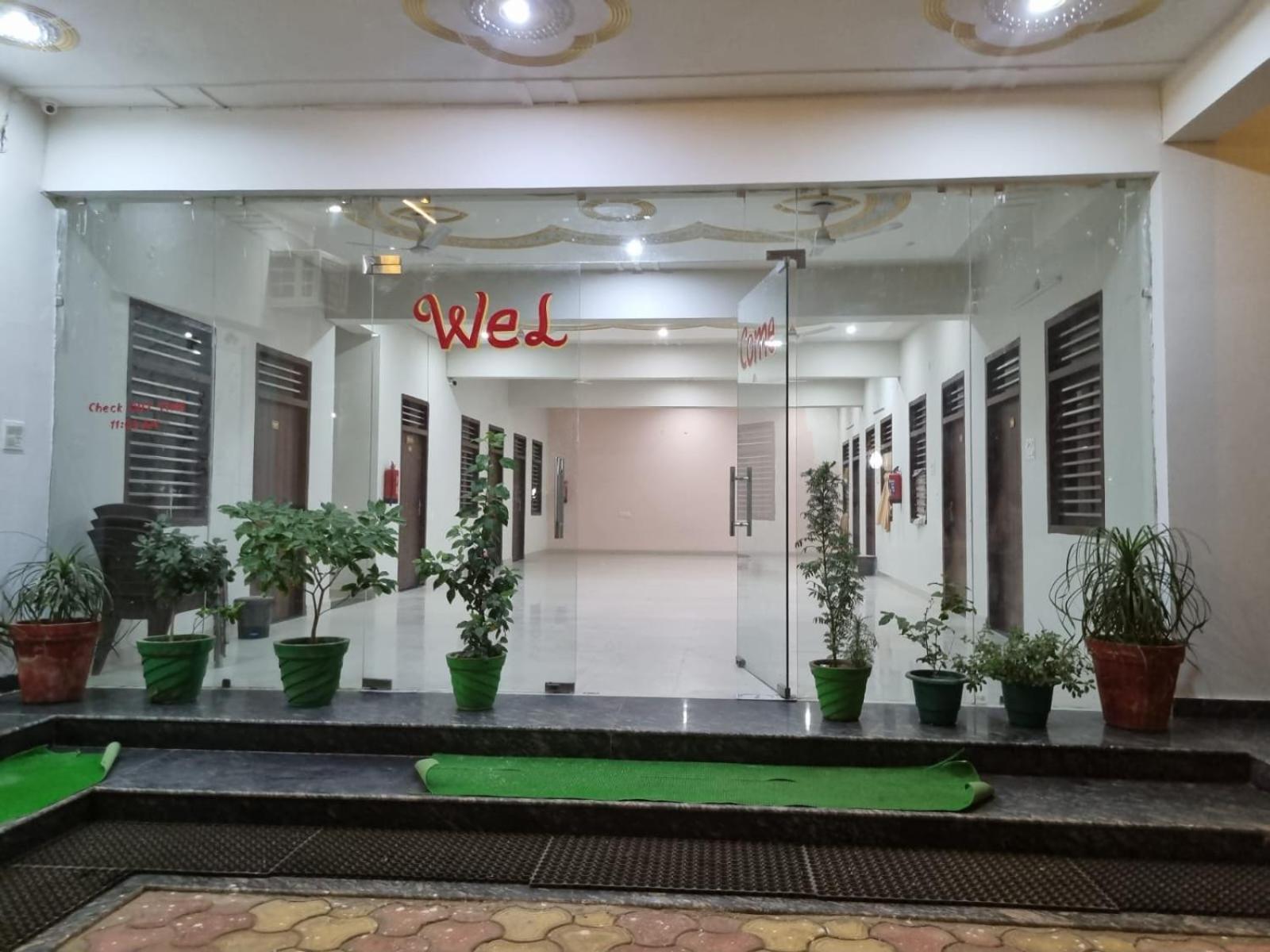 Hotel Vrindavan Prosperity Vrindāvan Exterior foto