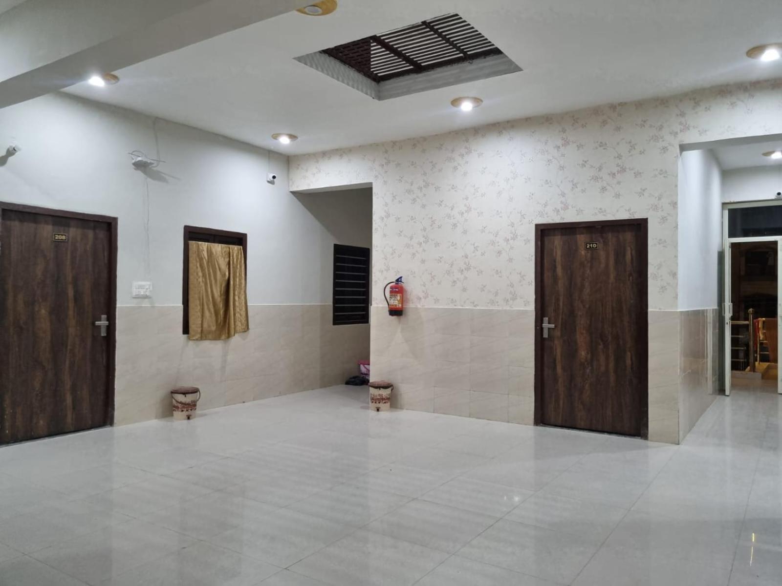 Hotel Vrindavan Prosperity Vrindāvan Exterior foto